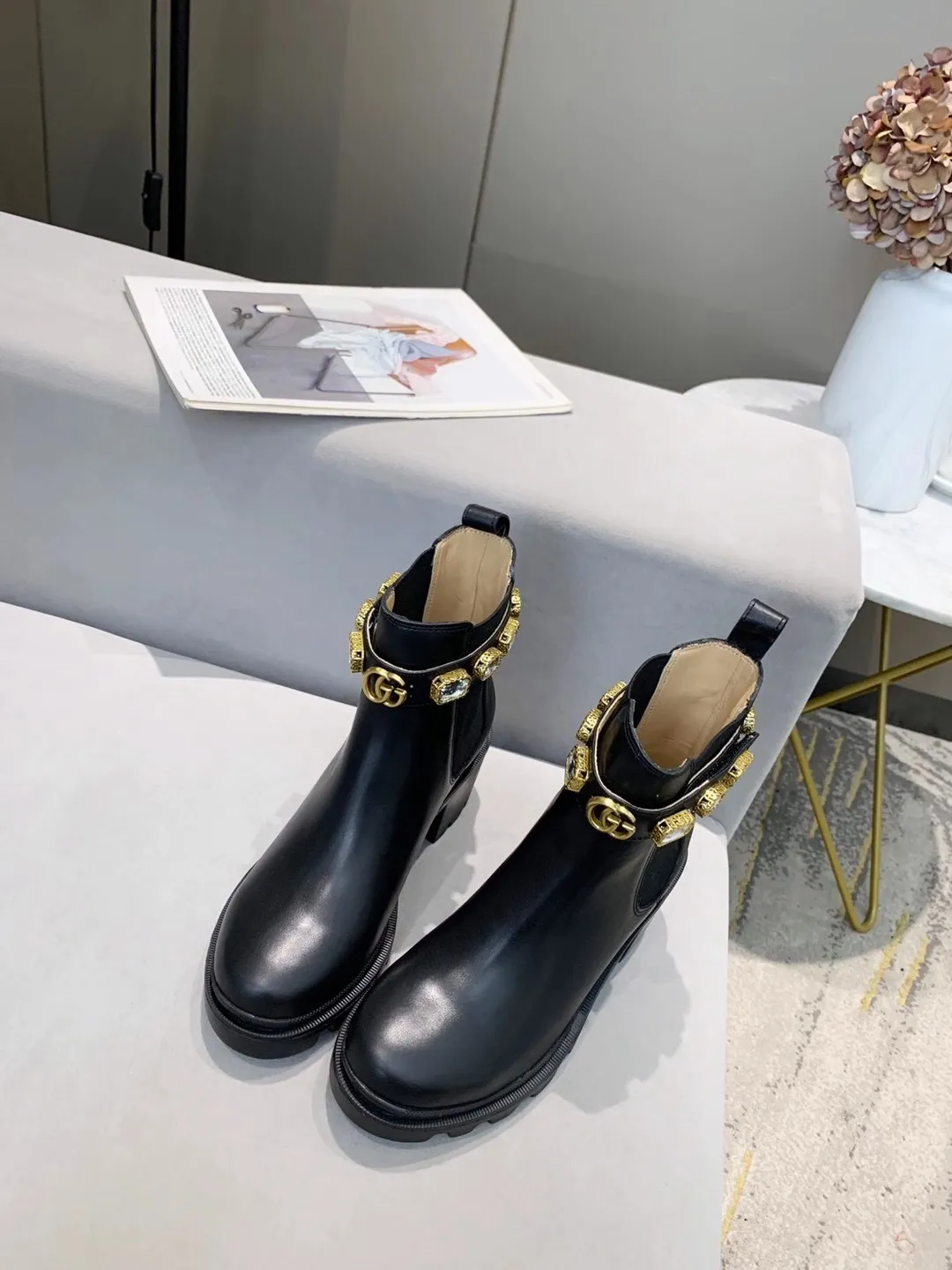 👟👟Ex-factory price 520👟👟 Cowhide new version of Gucci GUCCI hot sale✅ 6-inch ankle boots 🎉Separate edge bead layout and cowhide layout Very easy to match 👍Elastic trim on both sides makes it easy to put on and take off. It has removable brilliant crystal diamonds💎. The engraved trim wraps the crystal, which is particularly retro British style. The front is decorated with LOGO double G accessories. ✅ Heel height: 6cm Fabric: Imported cowhide 🐂 Inner lining/foot pads: upgraded cowhide 🐂 Color: black Code number: 34-40. 34 and 41 42 need to be customized Packaging: Comes with card and cloth bag.